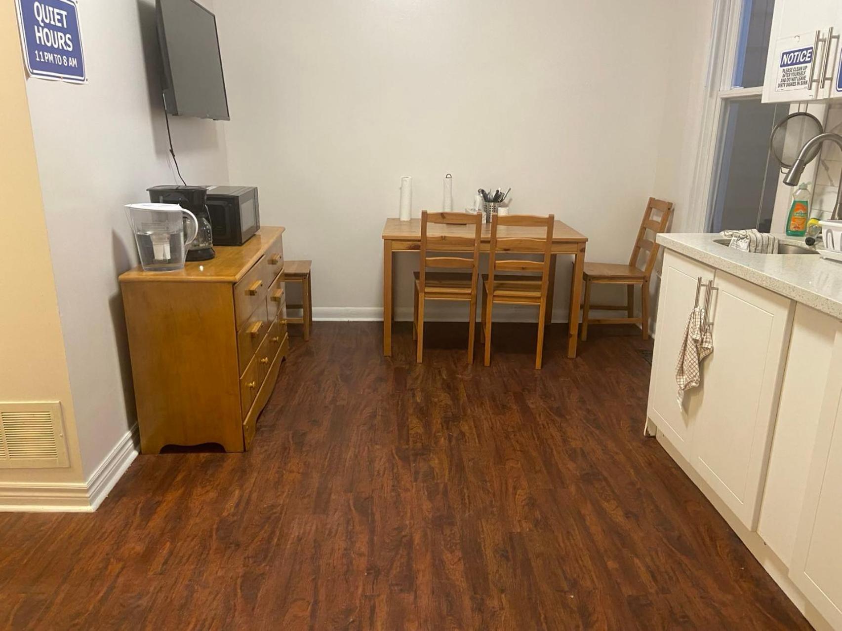 Budget Quad Room With En Suite Bathroom 36B Toronto Exterior photo